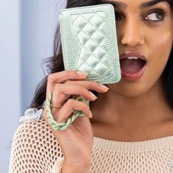 Rhodes Quilted Wallet with Wristlet Chain Bangle Black - Picture 4 of 5